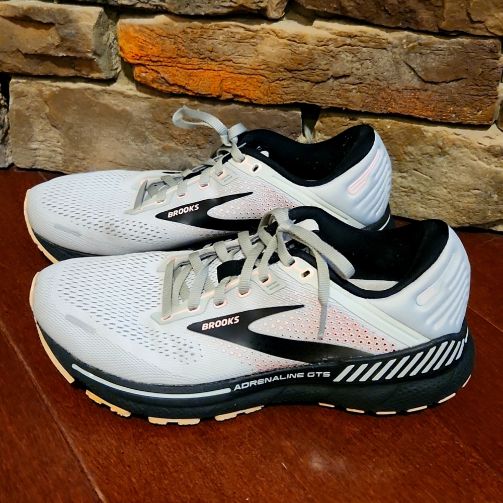 Brooks Adrenaline CTS 22. SIZE 10